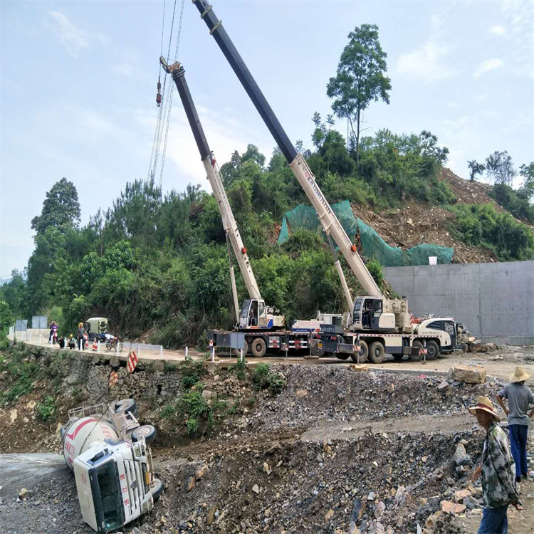 名山汽车掉沟里叫吊车救援要多少钱